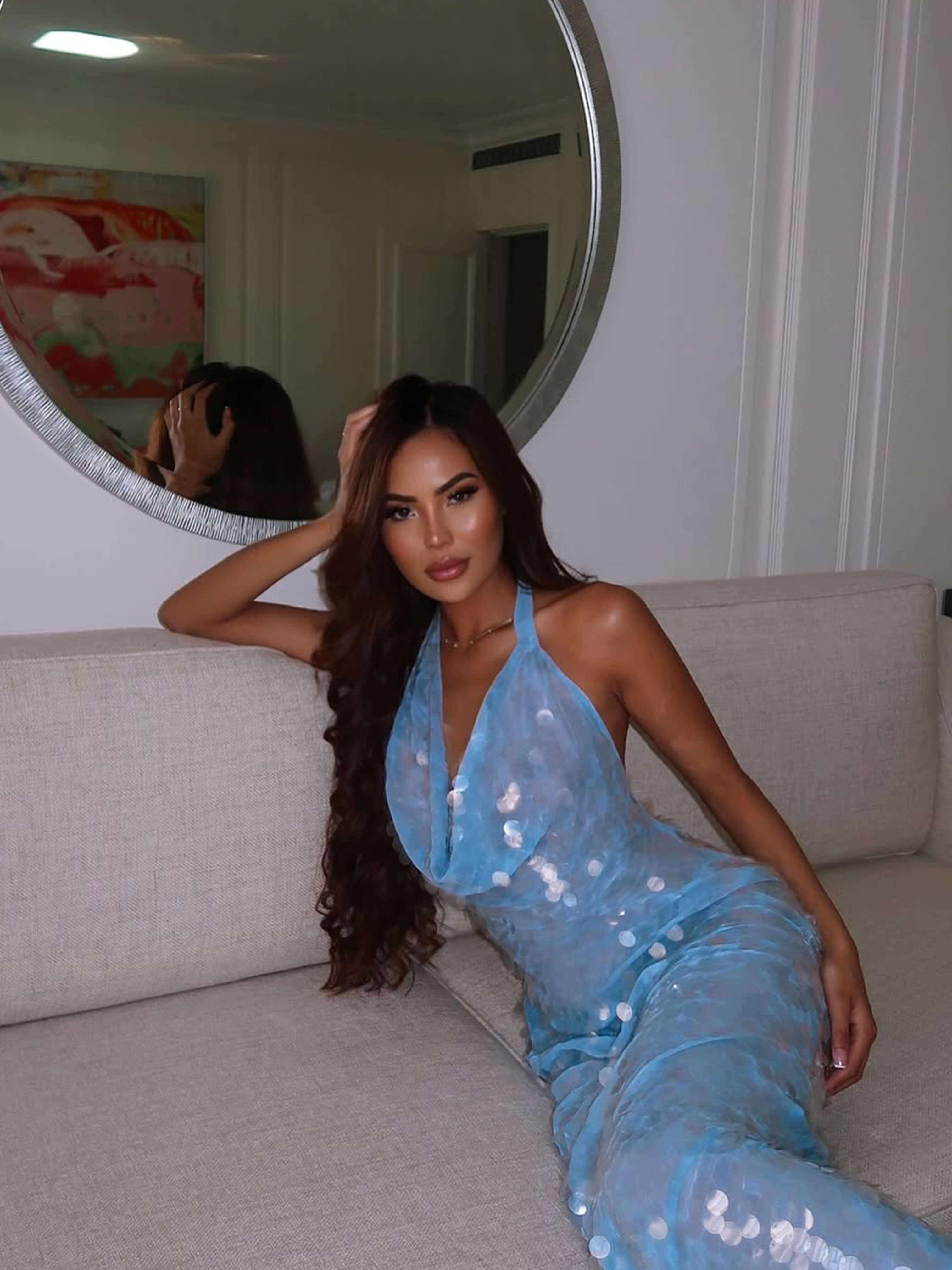 Damska Cekinowa Sukienka Maxi z Dekoltem Wodnym Ramiączkami Halter i Odkrytymi Plecami