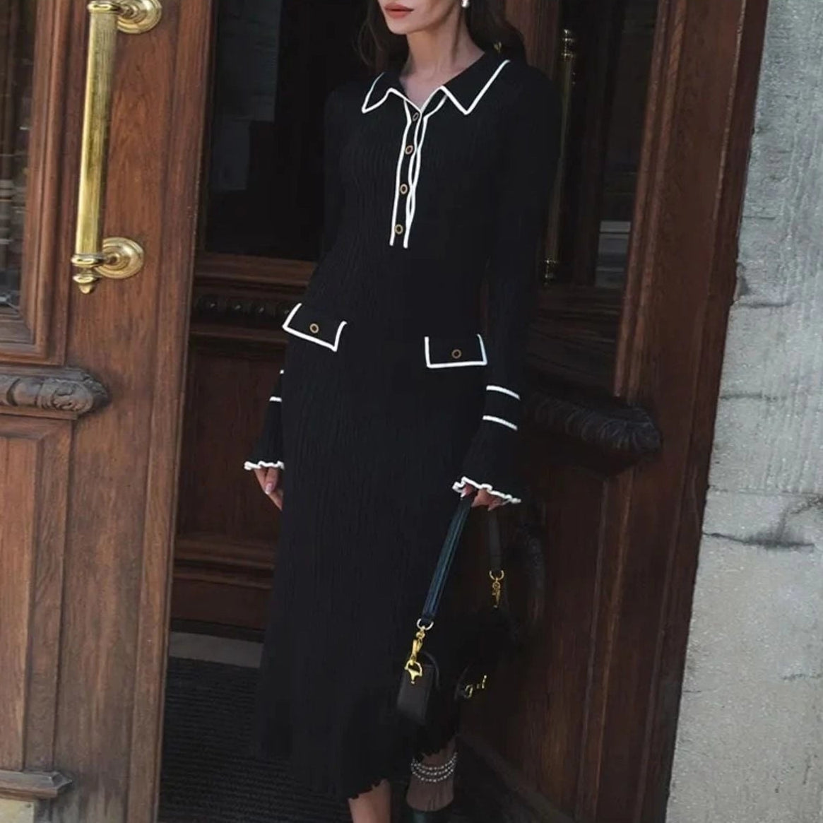 Damska Dzianinowa Sukienka Midi z Kołnierzykiem Polo Kontrastowymi Lamówkami i Rozszerzanymi Mankietami