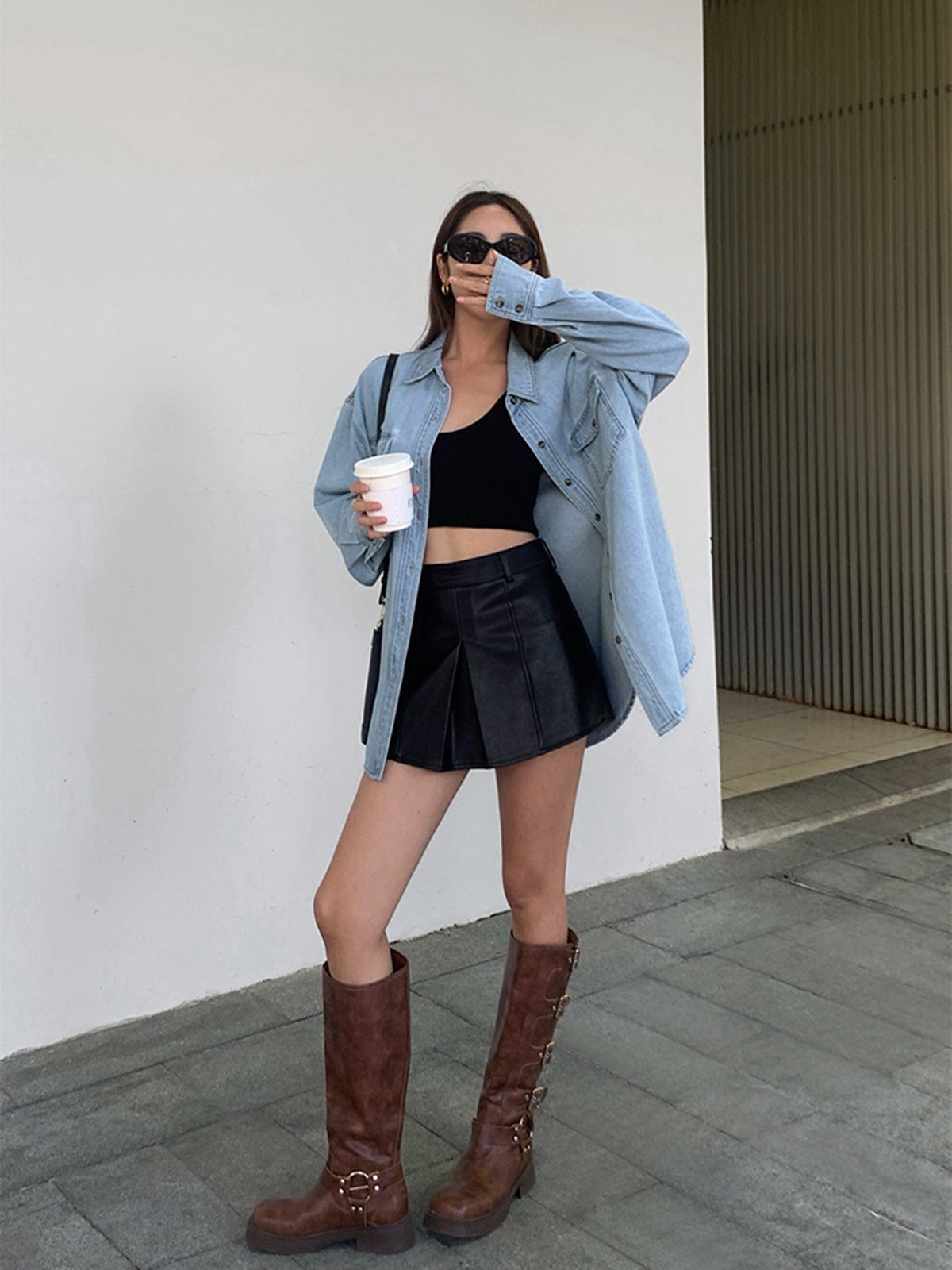 Damska Kurtka Jeansowa Oversize z Kieszeniami na Piersi i Zapięciem na Guziki