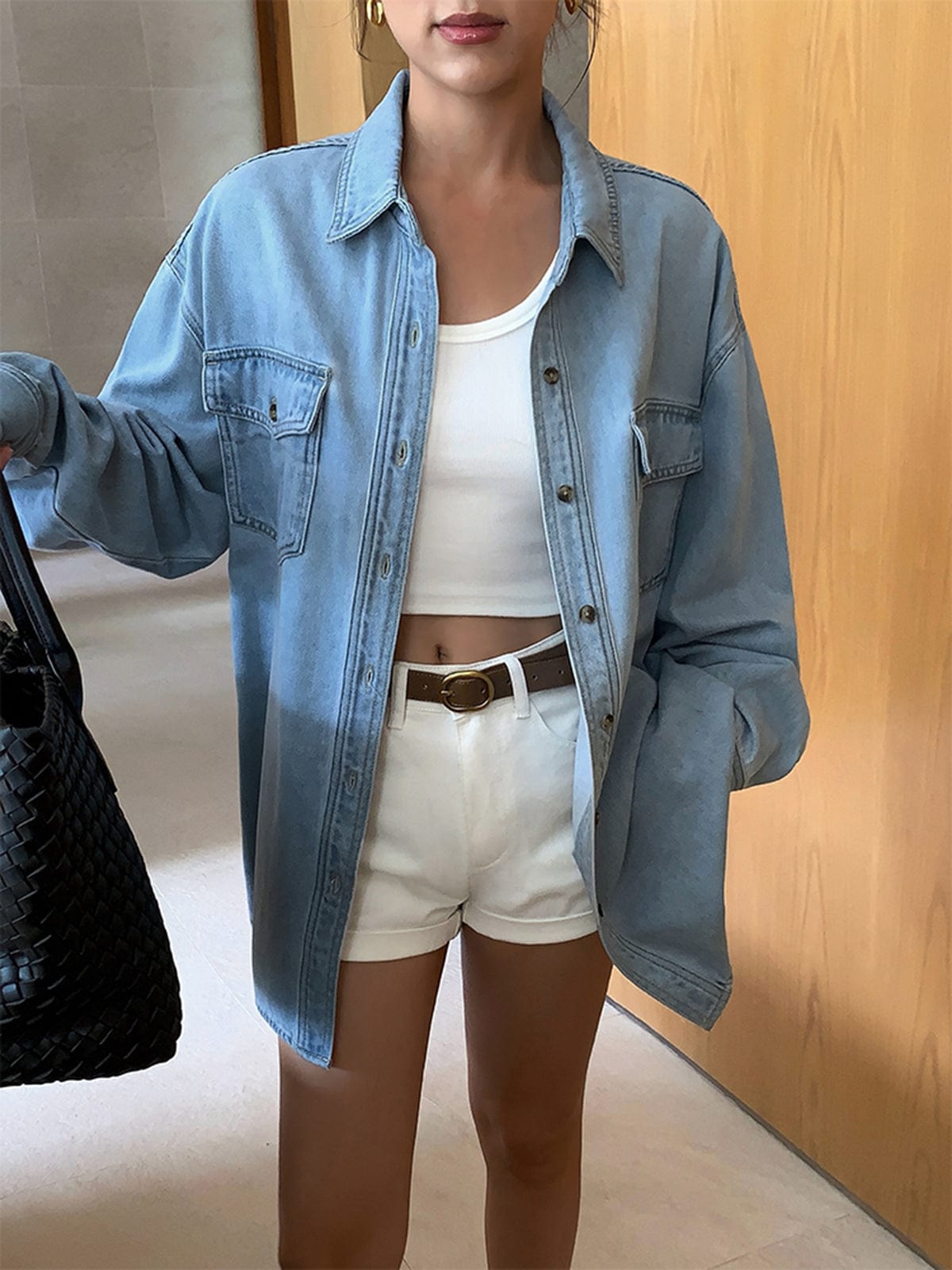 Damska Kurtka Jeansowa Oversize z Kieszeniami na Piersi i Zapięciem na Guziki