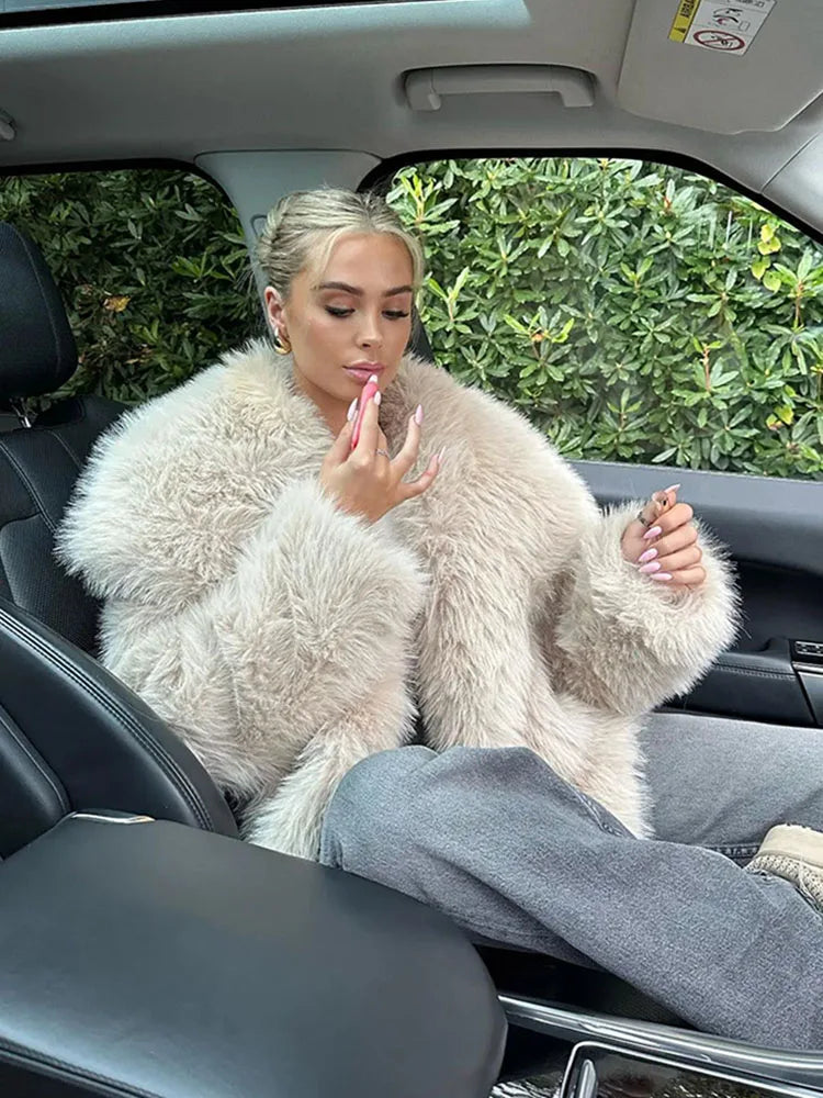 Damska Kurtka ze Sztucznego Futra z Szerokim Kołnierzem Klapowym