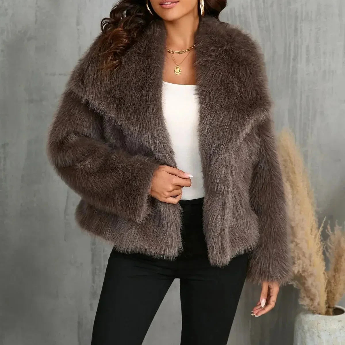 Damska Kurtka ze Sztucznego Futra z Szerokim Kołnierzem Klapowym