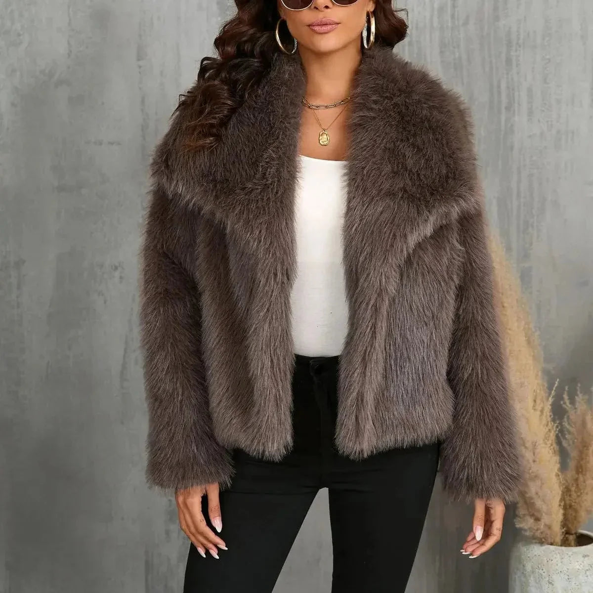 Damska Kurtka ze Sztucznego Futra z Szerokim Kołnierzem Klapowym