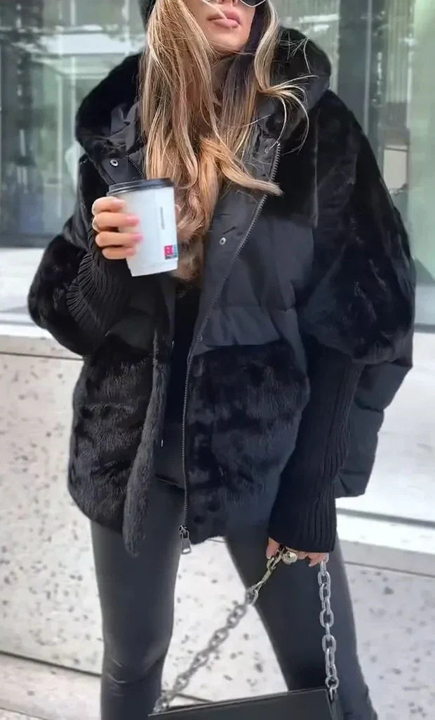 Damska Kurtka Zimowa z Kapturem z Pluszowymi Panelami i Rękawami Dzianinowymi