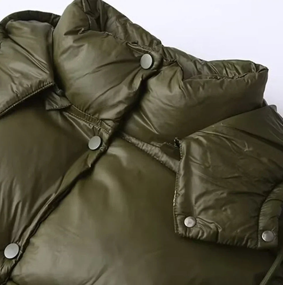 Damska Pikowana Kurtka z Kapturem i Wysokim Kołnierzem Zapinana na Guziki