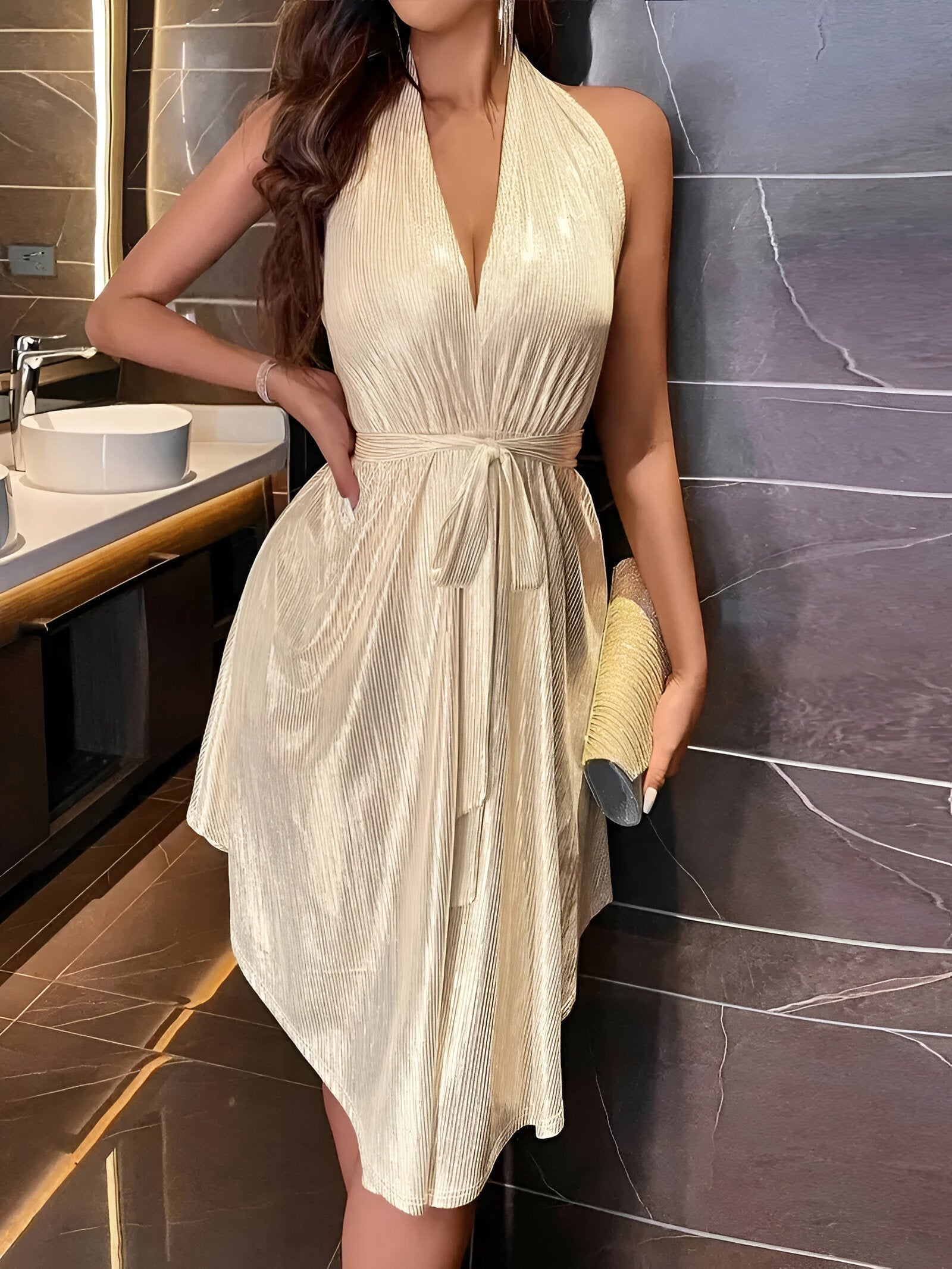 Damska Plisowana Sukienka Mini z Dekoltem Halter V i Paskiem do Wiązania