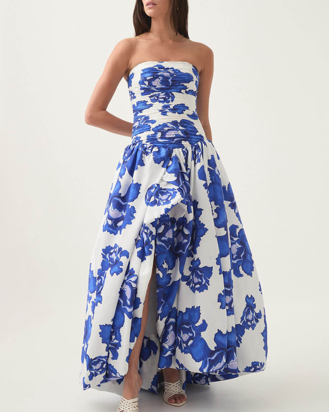 Damska Sukienka Maxi bez Ramiączek z Niebieskim Wzorem Kwiatowym i Rozcięciem