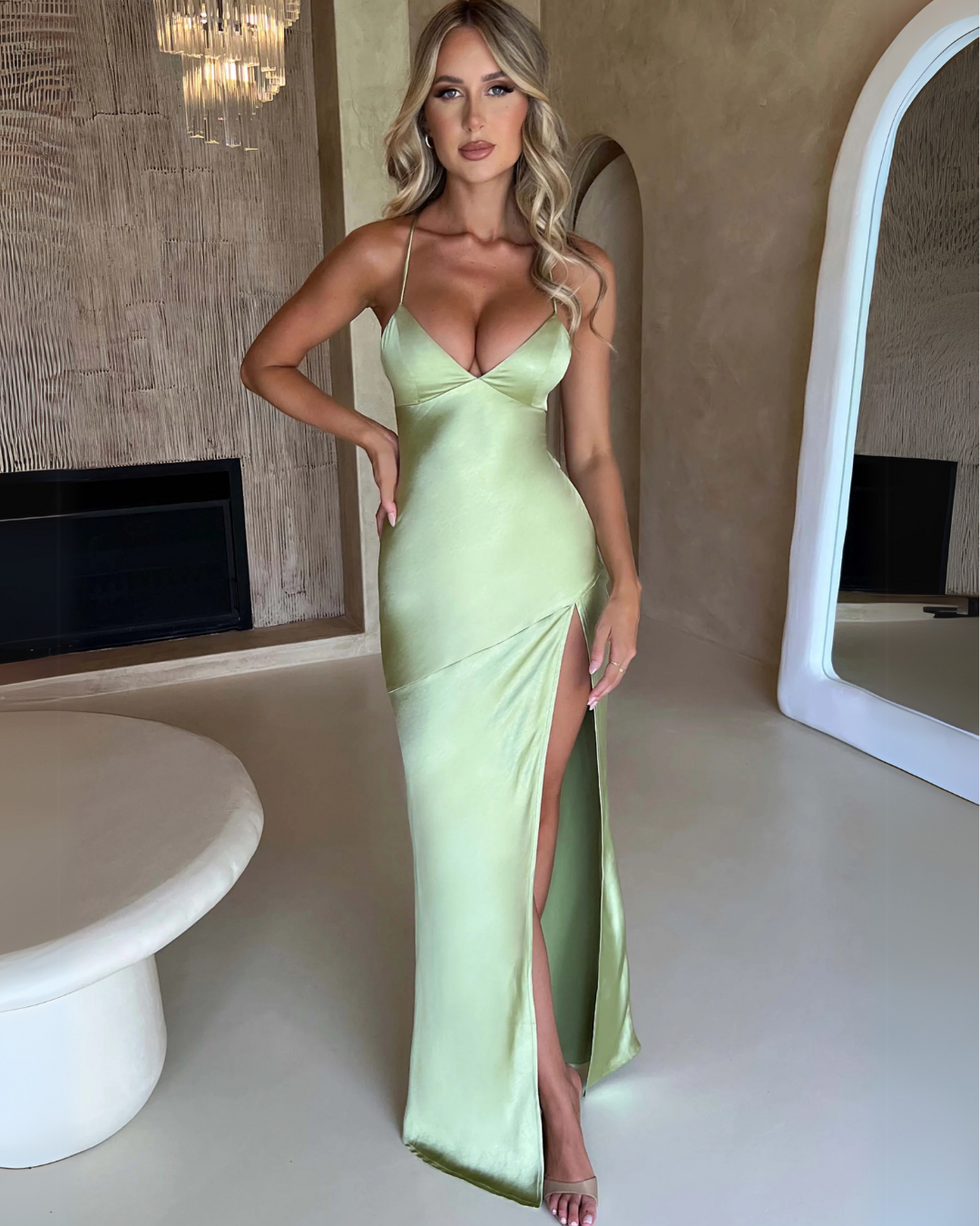 Damska Sukienka Maxi na Cienkich Ramiączkach z Dekoltem Serduszko i Wysokim Rozcięciem