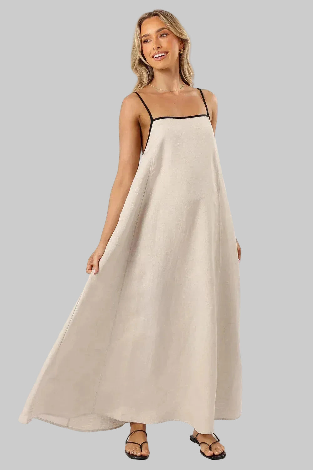 Damska Sukienka Maxi na Cienkich Ramiączkach z Kwadratowym Dekoltem i Kontrastowym Obszyciem