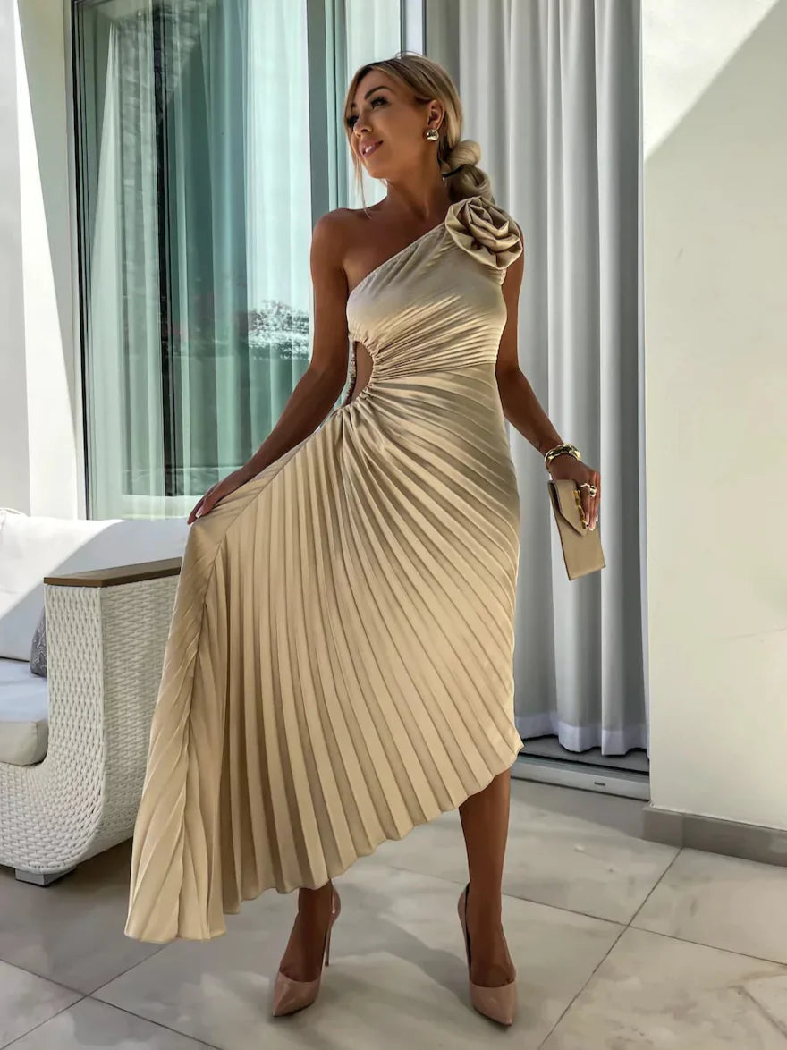 Damska Sukienka Maxi na Jedno Ramię z Plisowaniem i Kwiatową Aplikacją