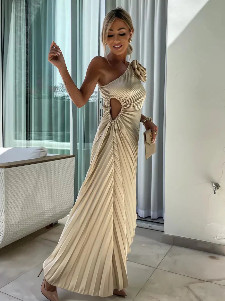 Damska Sukienka Maxi na Jedno Ramię z Plisowaniem i Kwiatową Aplikacją