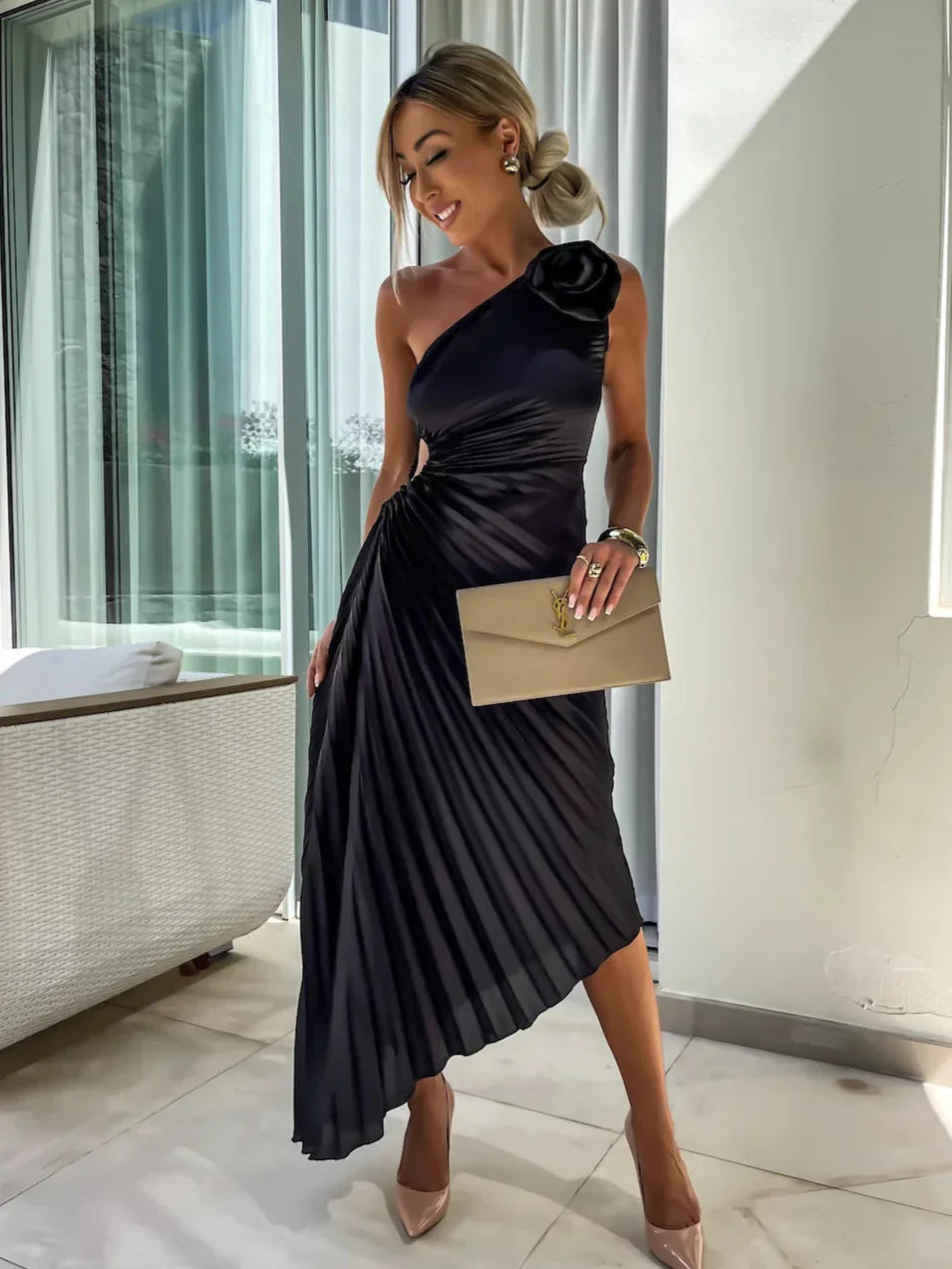 Damska Sukienka Maxi na Jedno Ramię z Plisowaniem i Kwiatową Aplikacją