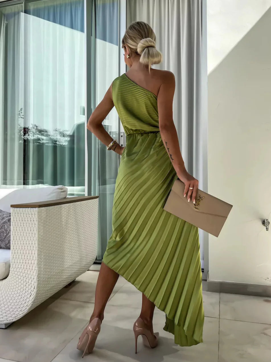 Damska Sukienka Maxi na Jedno Ramię z Plisowaniem i Kwiatową Aplikacją