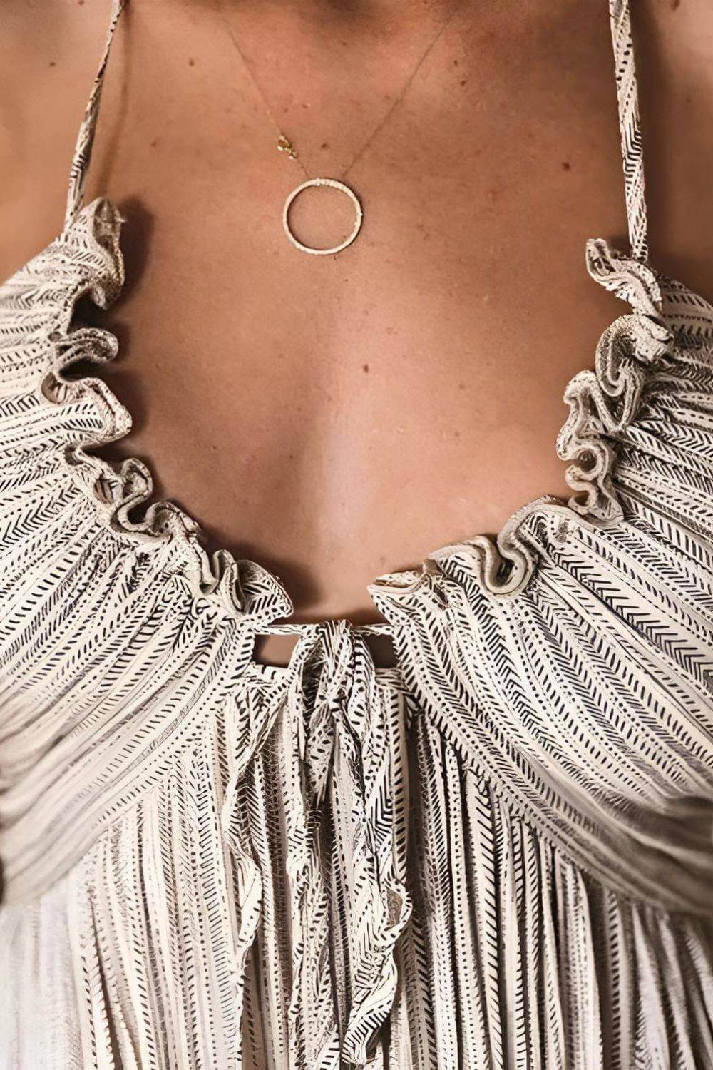 Damska Sukienka Maxi na Ramiączkach z Dekoltem V z Marszczeniem na Biuście i Plisowaną Spódnicą