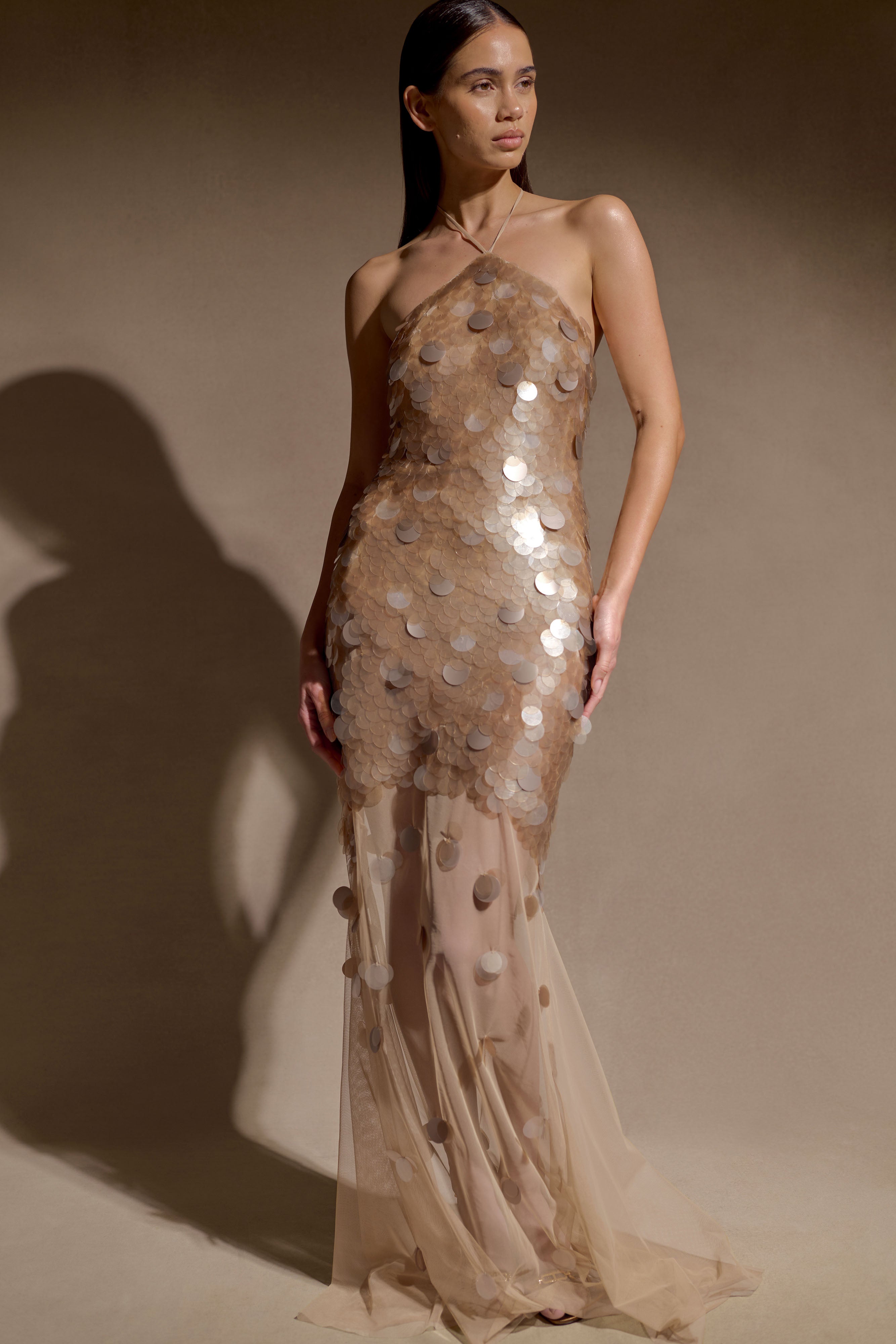 Damska Sukienka Maxi z Dekoltem Halter Dużymi Cekinami i Przezroczystym Dołem