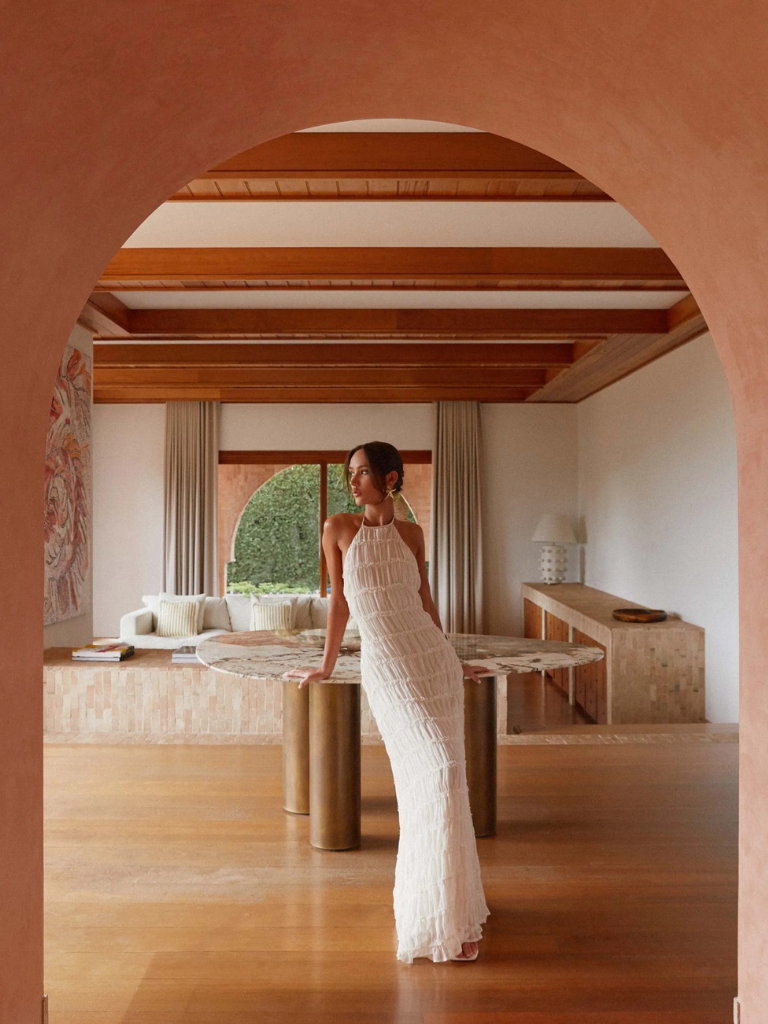 Damska Sukienka Maxi z Dekoltem Halter z Marszczonymi Fałdami i Odkrytymi Plecami