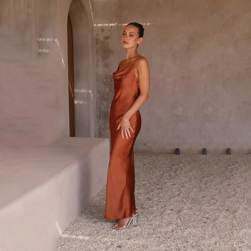 Damska Sukienka Maxi z Dekoltem Woda Cienkimi Ramiączkami i Błyszczącą Powierzchnią