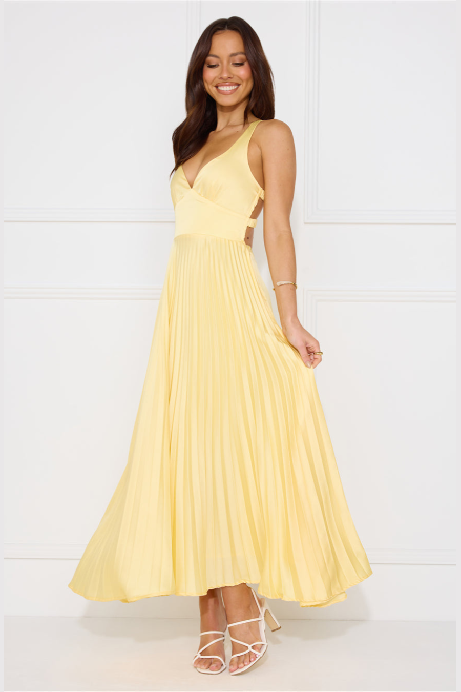 Damska Sukienka Maxi z Głębokim Dekoltem V oraz Plisowaną Spódnicą i Odkrytymi Plecami