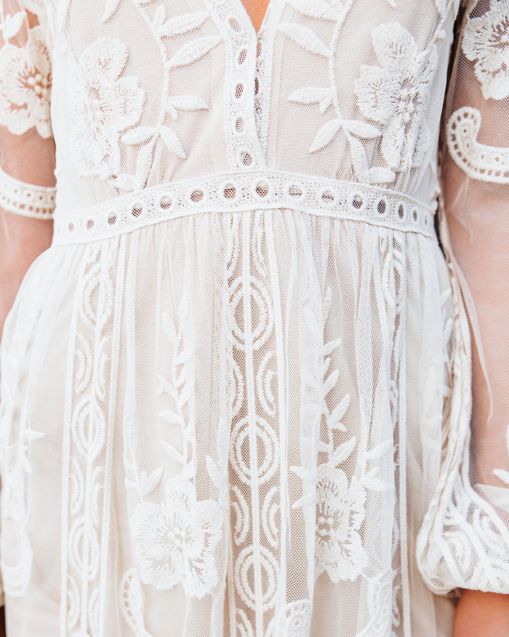 Damska Sukienka Maxi z Koronki z Głębokim Dekoltem V i Rozkloszowanymi Rękawami