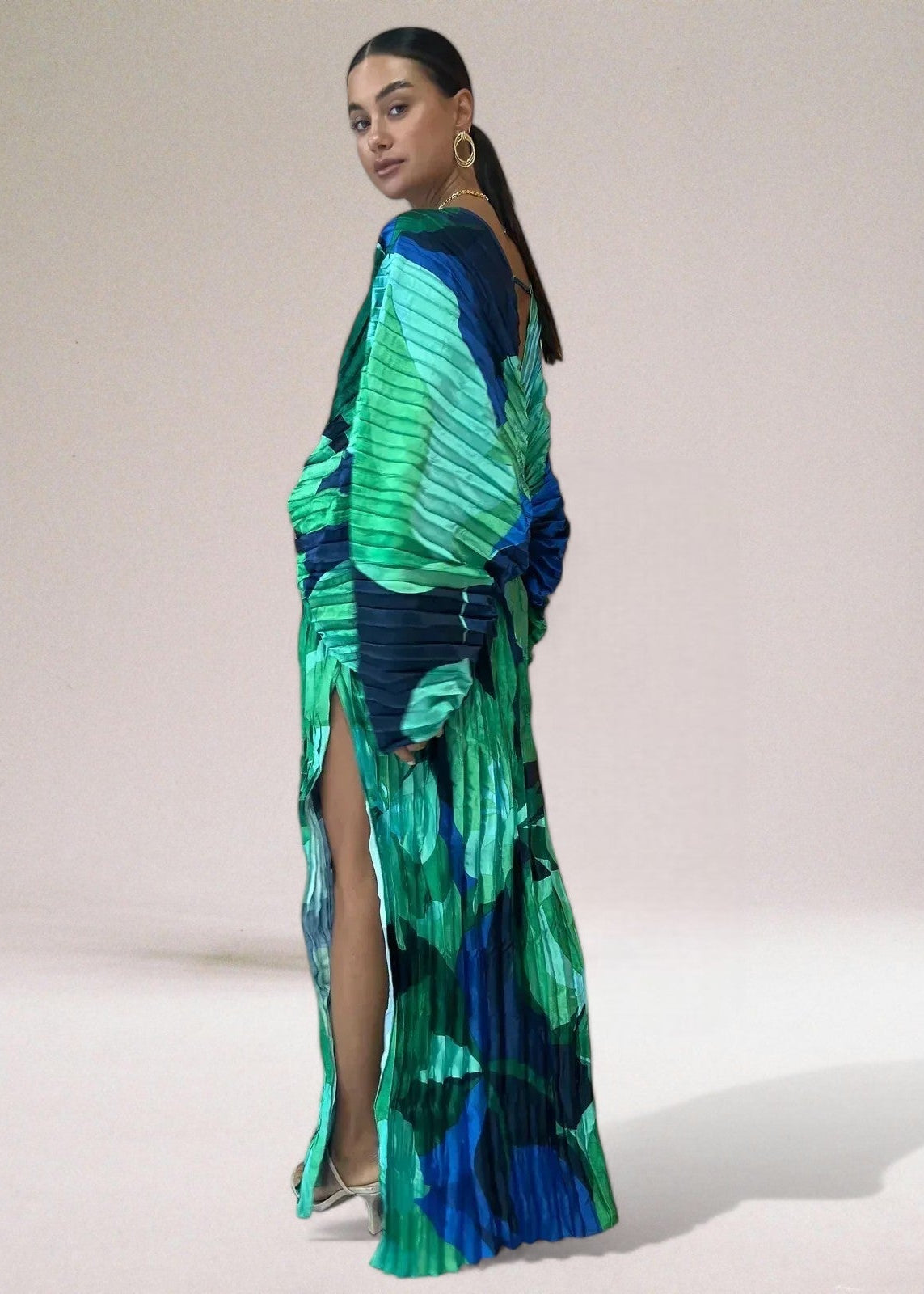 Damska Sukienka Maxi z Plisowaną Powierzchnią Głębokim Dekoltem V i Szerokimi Rękawami