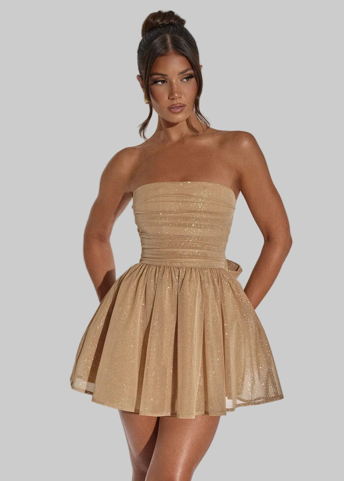 Damska Sukienka Mini bez Ramiączek z Marszczoną Górą i Plisowanym Dołem