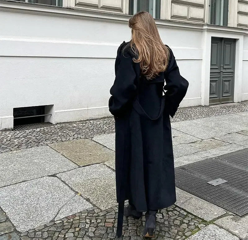 Damski Długi Płaszcz z Szerokimi Klapami i Paskiem do Wiązania w Talii