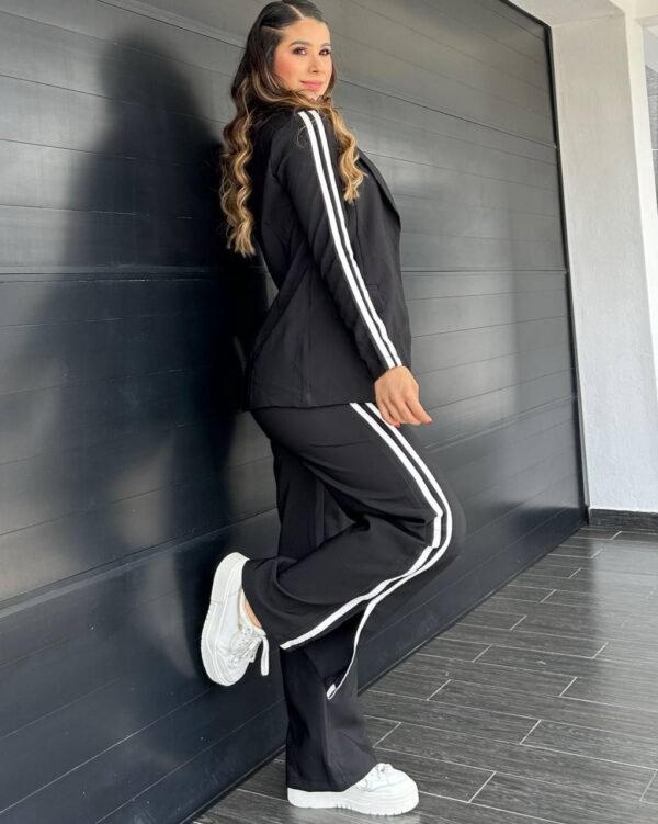 Damski Komplet Dwuczęściowy z Żakietem z Klapami i Spodniami z Paskami Bocznymi