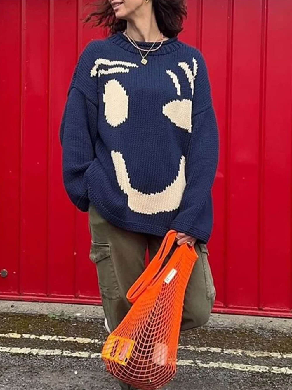 Damski Sweter z Okrągłym Dekoltem z Wzorem Uśmiechniętej Twarzy na Plecach i Długimi Rękawami