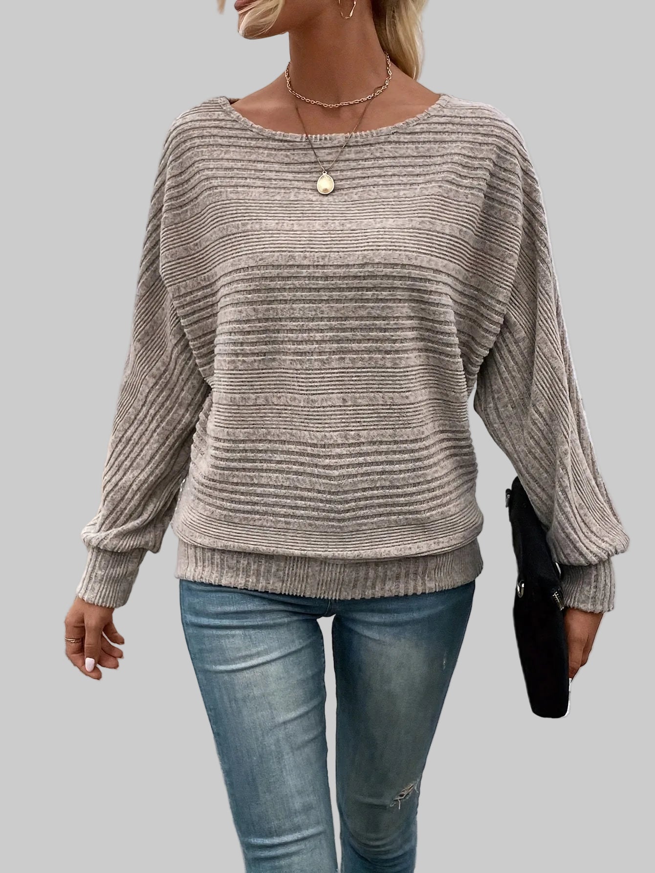 Damski Sweter z Szerokim Dekoltem z Poziomym Prążkowanym Wzorem i Długimi Rękawami