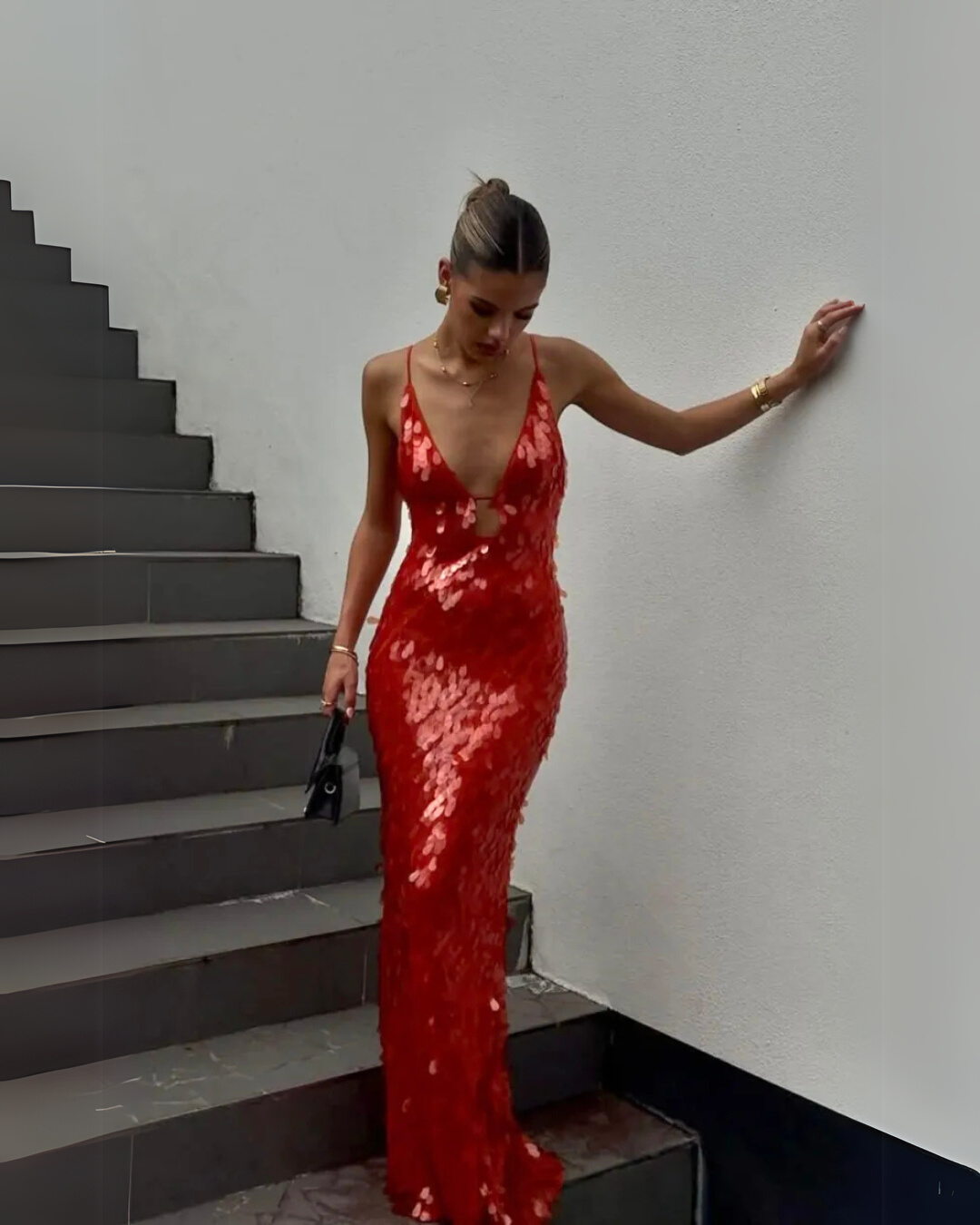 Damska Cekinowa Sukienka Maxi z Głębokim Dekoltem V Cienkimi Ramiączkami i Niskim Tyłem