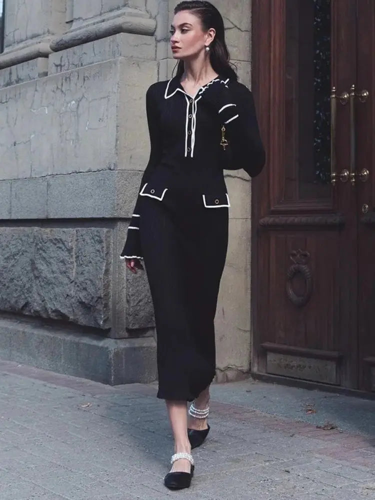 Damska Dzianinowa Sukienka Midi z Kołnierzykiem Polo Kontrastowymi Lamówkami i Rozszerzanymi Mankietami