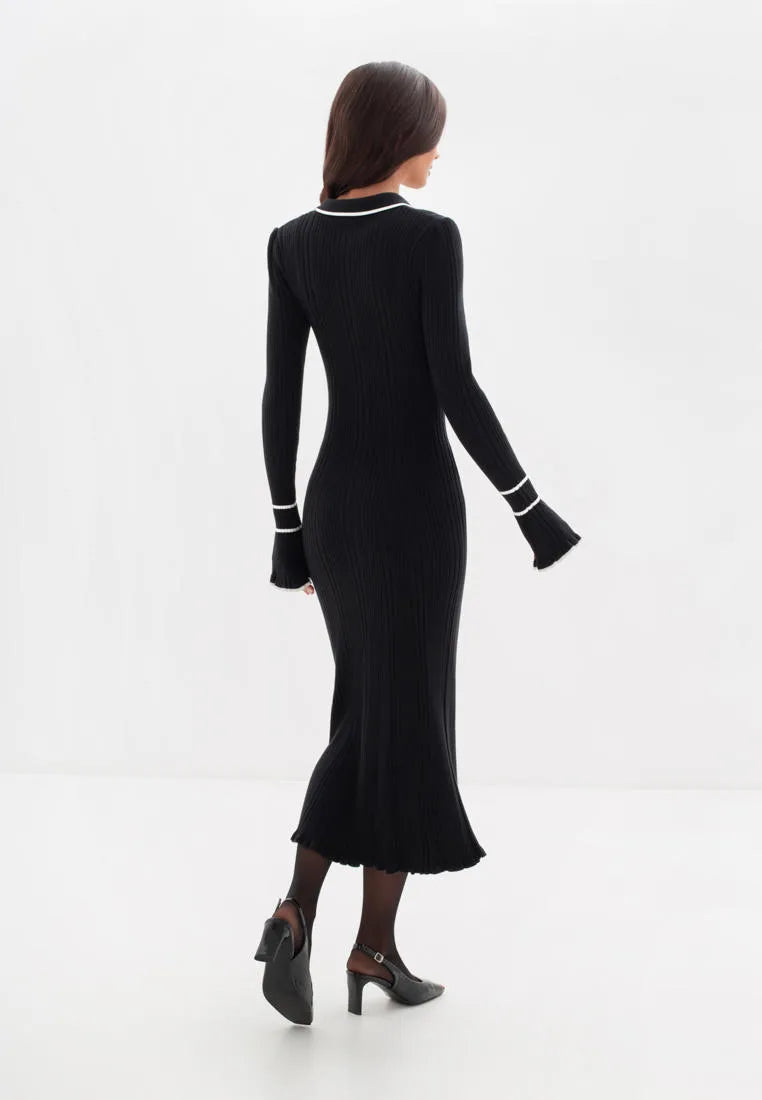Damska Dzianinowa Sukienka Midi z Kołnierzykiem Polo Kontrastowymi Lamówkami i Rozszerzanymi Mankietami