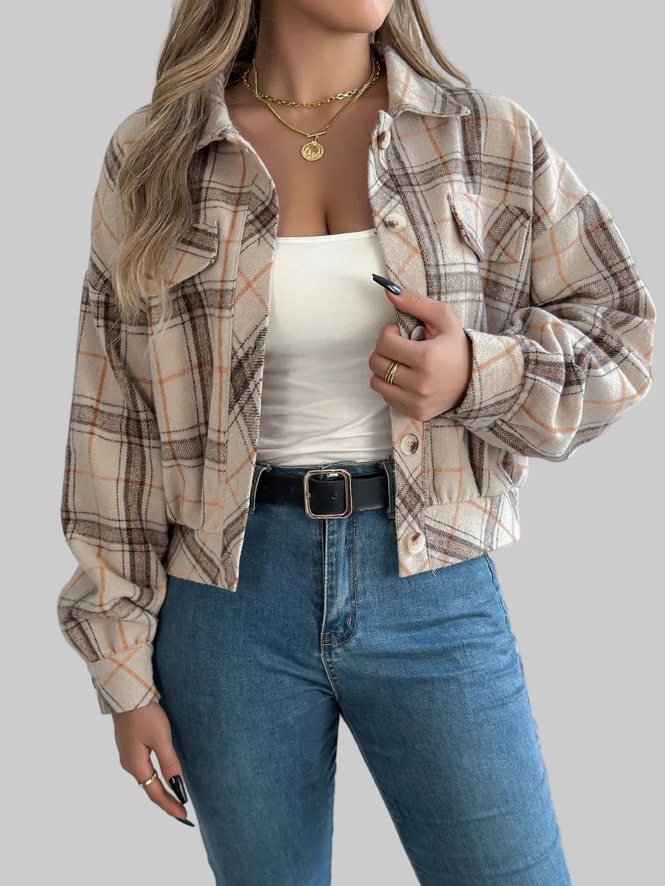 Damska Krótka Kurtka w Kratę z Kołnierzem Koszulowym Kieszeniami na Piersi i Zapięciem na Guziki