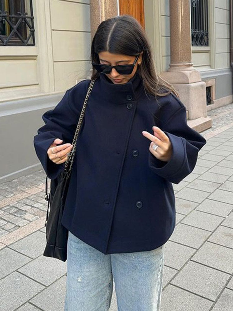 Damska Krótka Kurtka z Szerokim Kołnierzem z Klapami i Zapięciem na Guziki