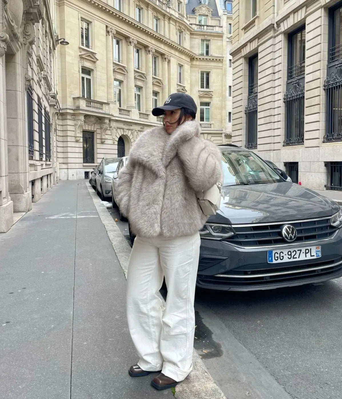 Damska Kurtka ze Sztucznego Futra z Szerokim Kołnierzem Klapowym