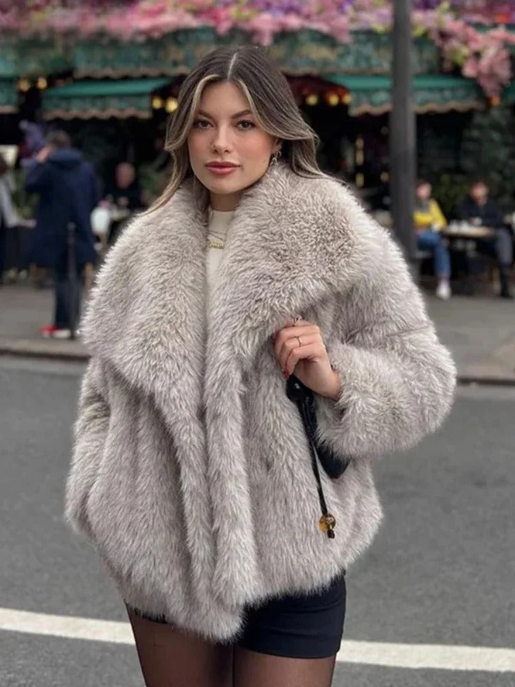 Damska Kurtka ze Sztucznego Futra z Szerokim Kołnierzem Klapowym