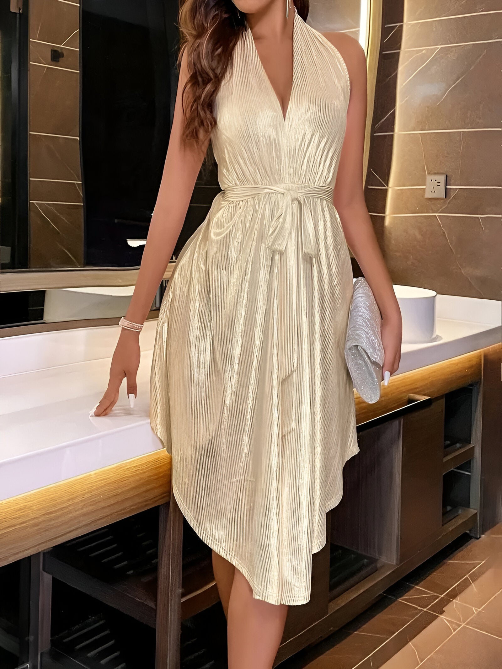 Damska Plisowana Sukienka Mini z Dekoltem Halter V i Paskiem do Wiązania