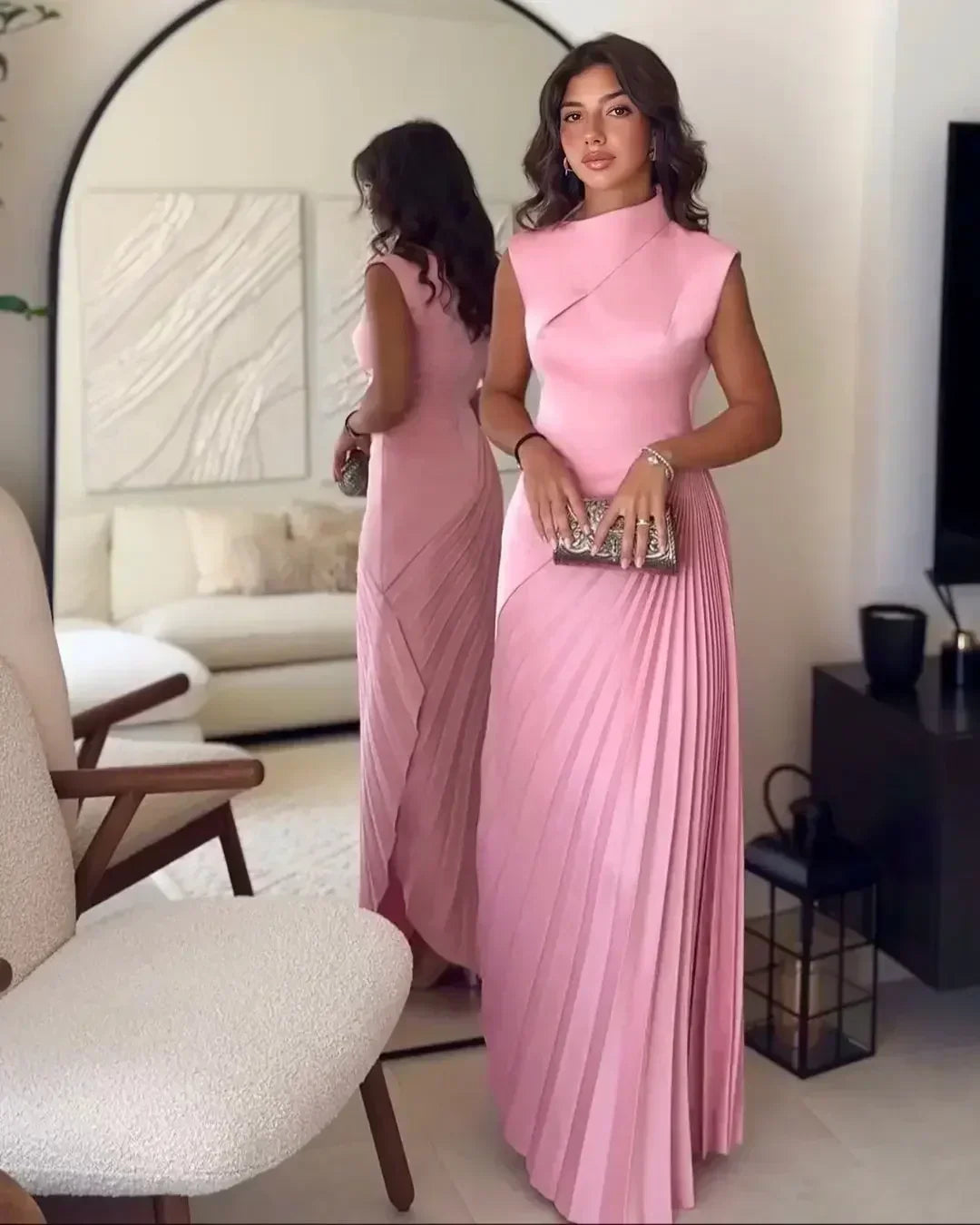 Damska Sukienka Maxi Bez Rękawów z Wysokim Dekoltem z Drapowaniem i Asymetrycznymi Plisami