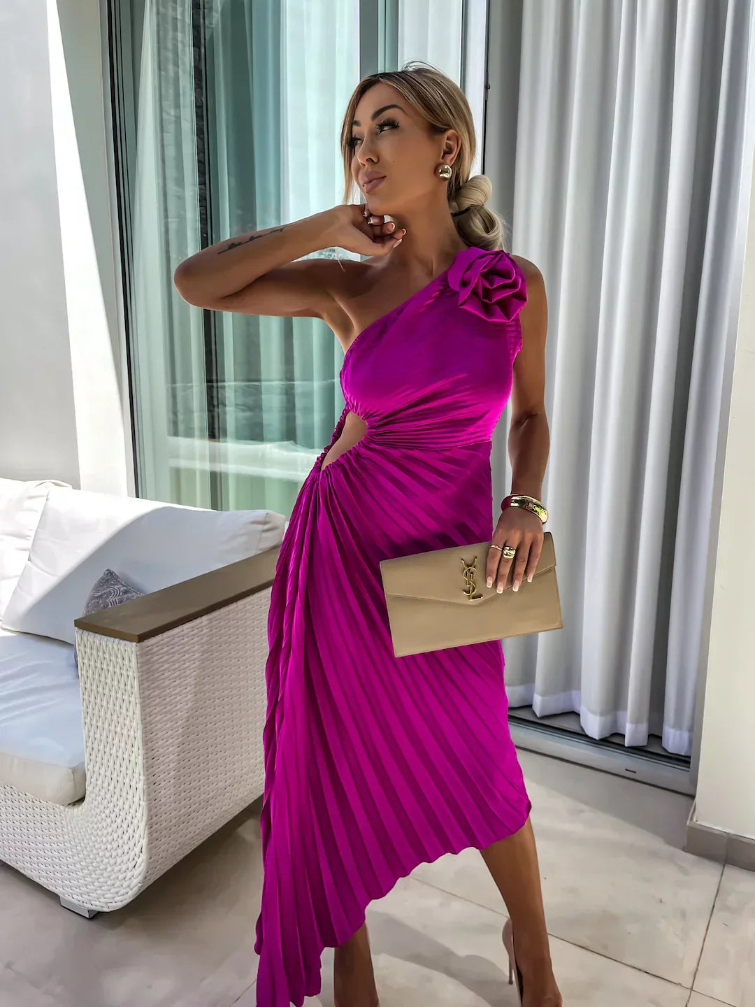 Damska Sukienka Maxi na Jedno Ramię z Plisowaniem i Kwiatową Aplikacją