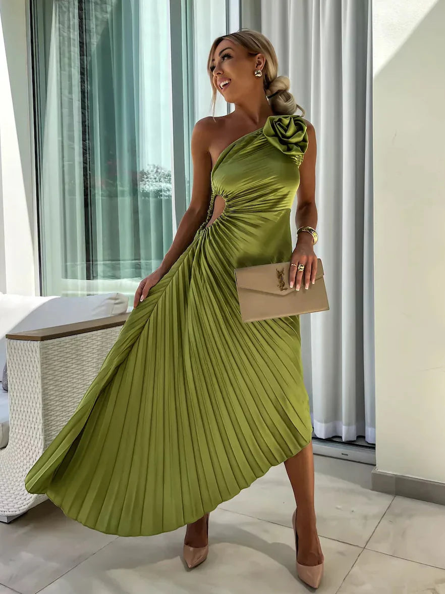 Damska Sukienka Maxi na Jedno Ramię z Plisowaniem i Kwiatową Aplikacją