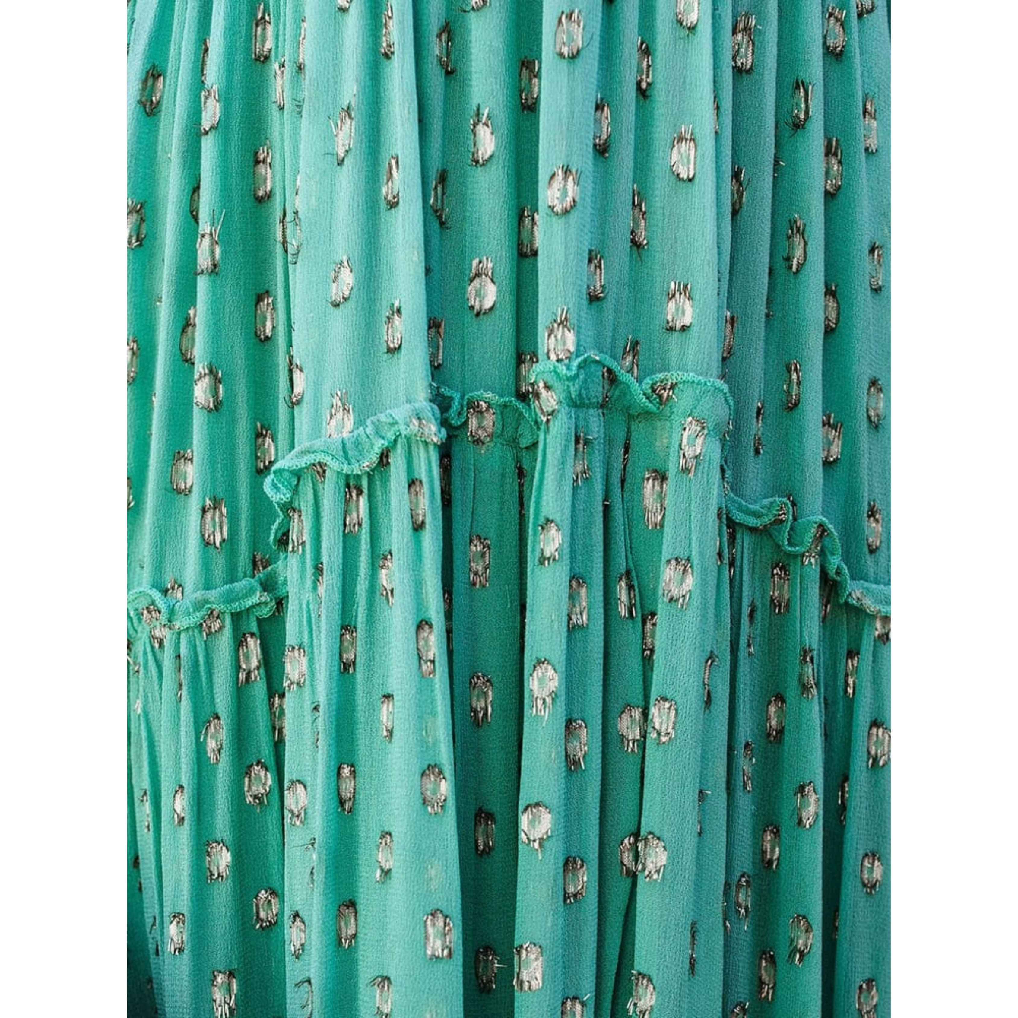 Damska Sukienka Maxi na Ramiączkach z Dekoltem V i Warstwowymi Falbanami w Drobny Wzór