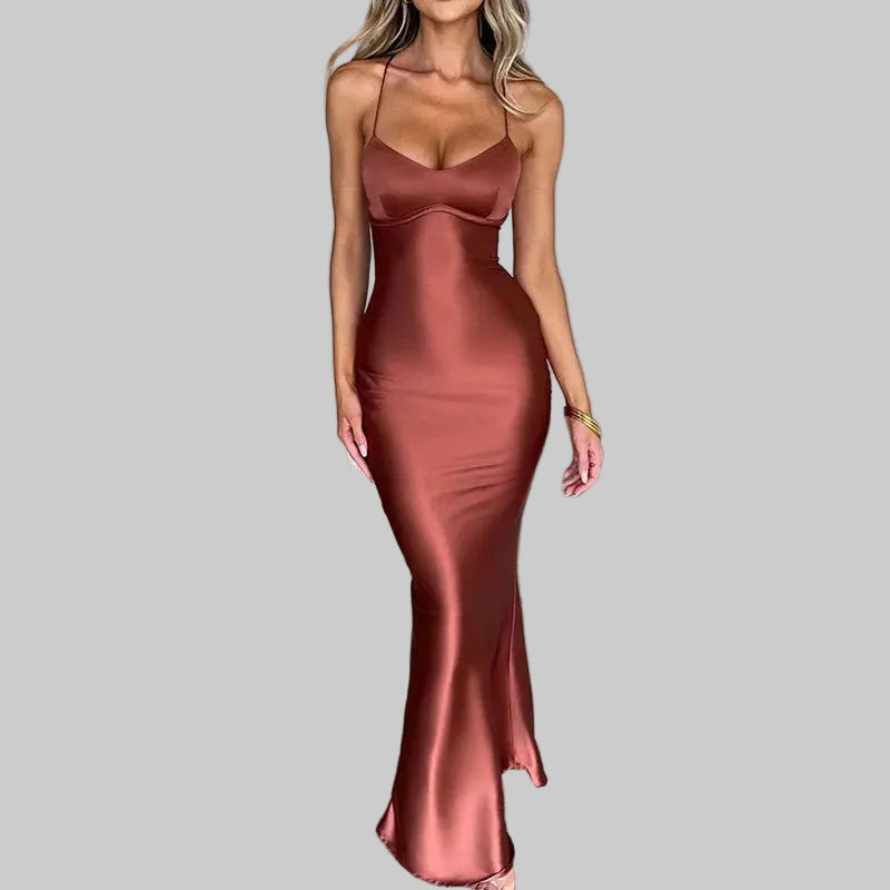 Damska Sukienka Maxi z Błyszczącą Powierzchnią na Cienkich Ramiączkach z Odkrytymi Plecami i Wiązaniem