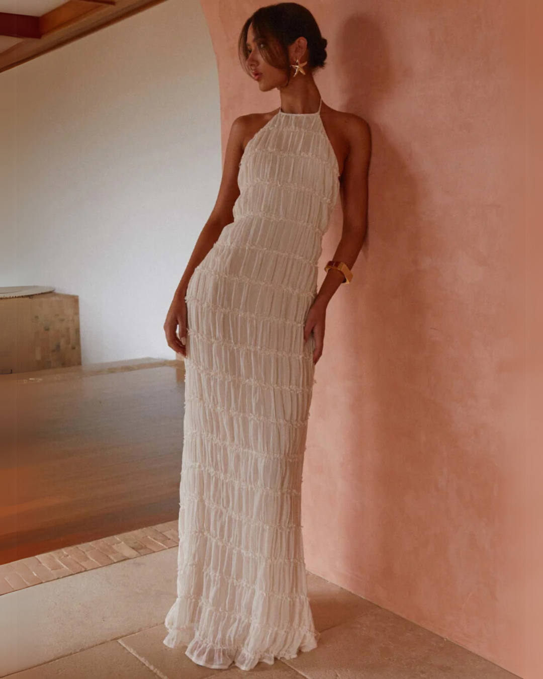 Damska Sukienka Maxi z Dekoltem Halter z Marszczonymi Fałdami i Odkrytymi Plecami