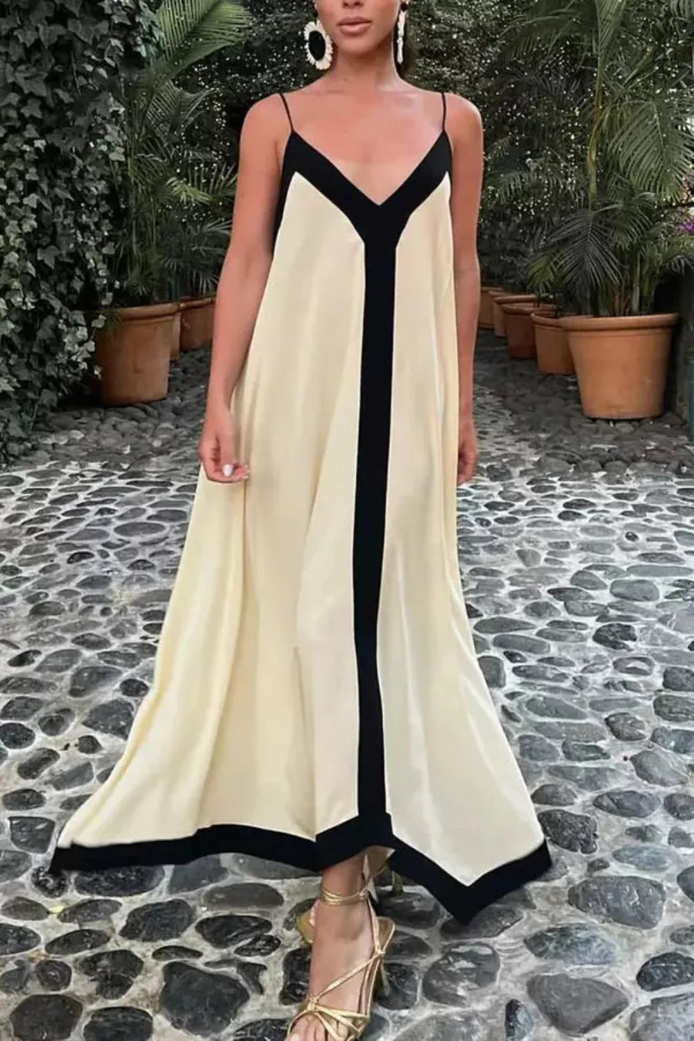 Damska Sukienka Maxi z Dekoltem V na Cienkich Ramiączkach z Kontrastowym Czarnym Obszyciem