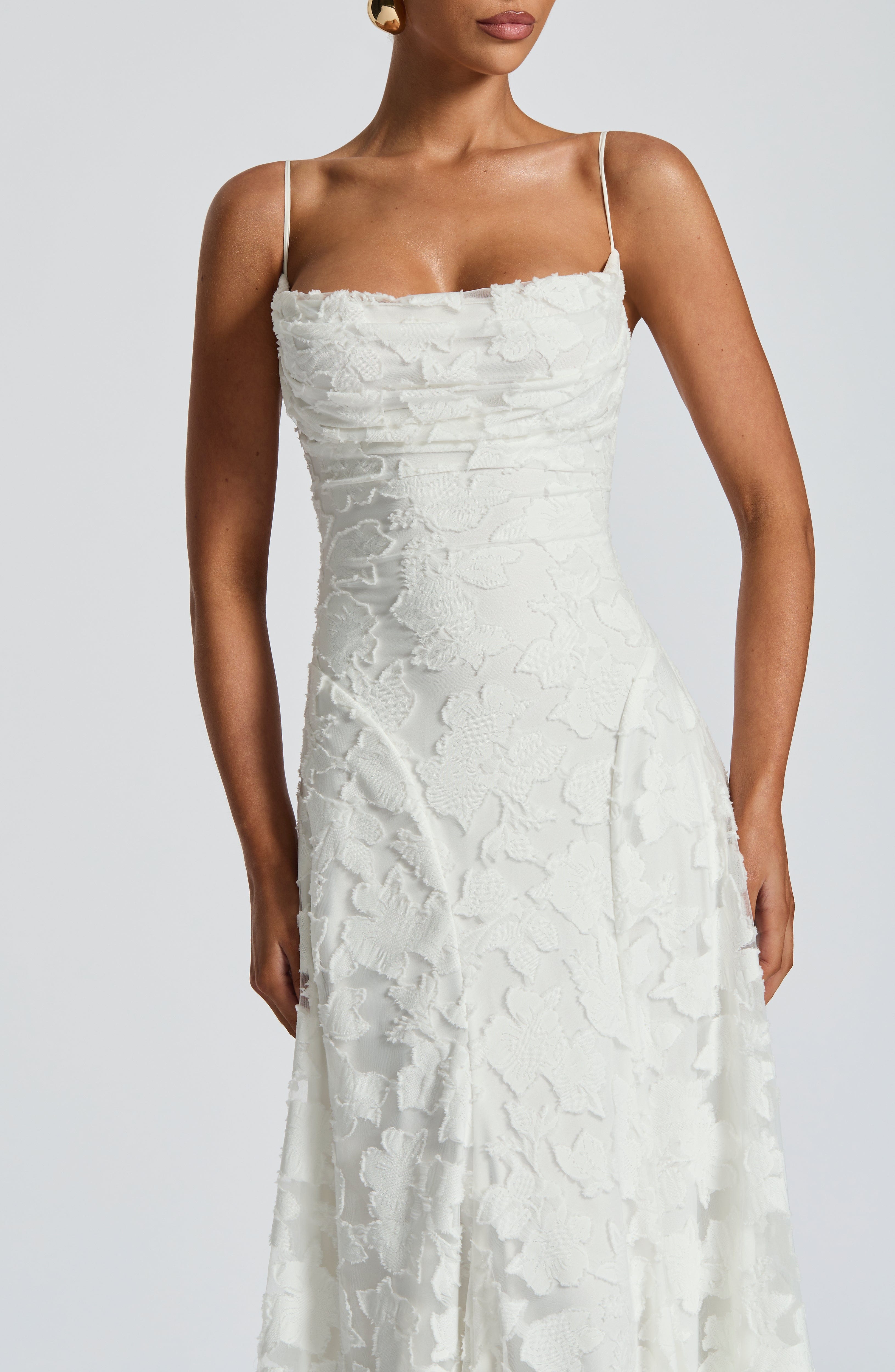 Damska Sukienka Maxi z Dekoltem Wodnym i Kwiatowym Wzorem na Cienkich Ramiączkach