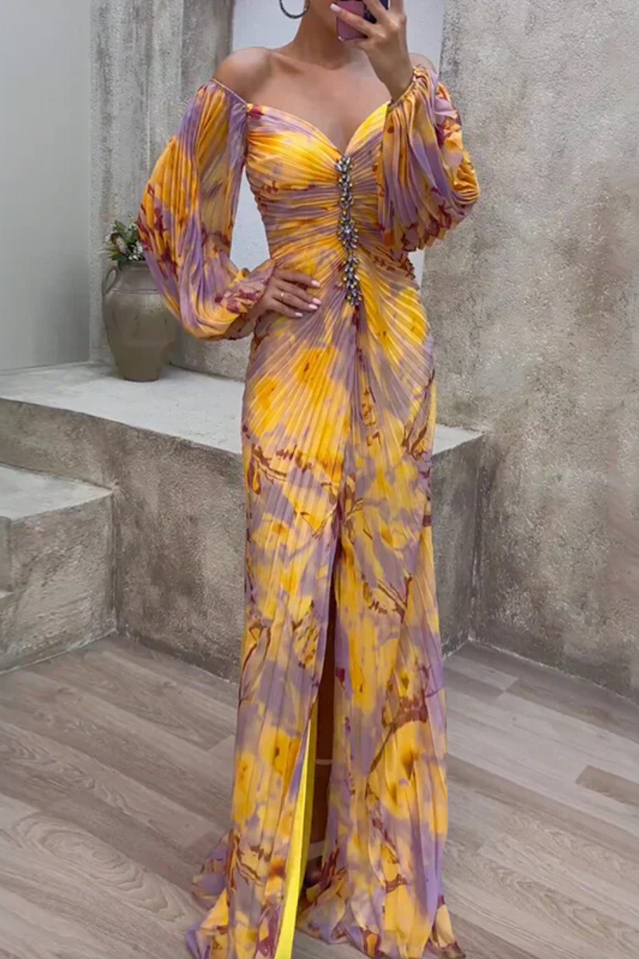 Damska Sukienka Maxi z Odkrytymi Ramionami i Plisowaniem w Wielokolorowy Wzór