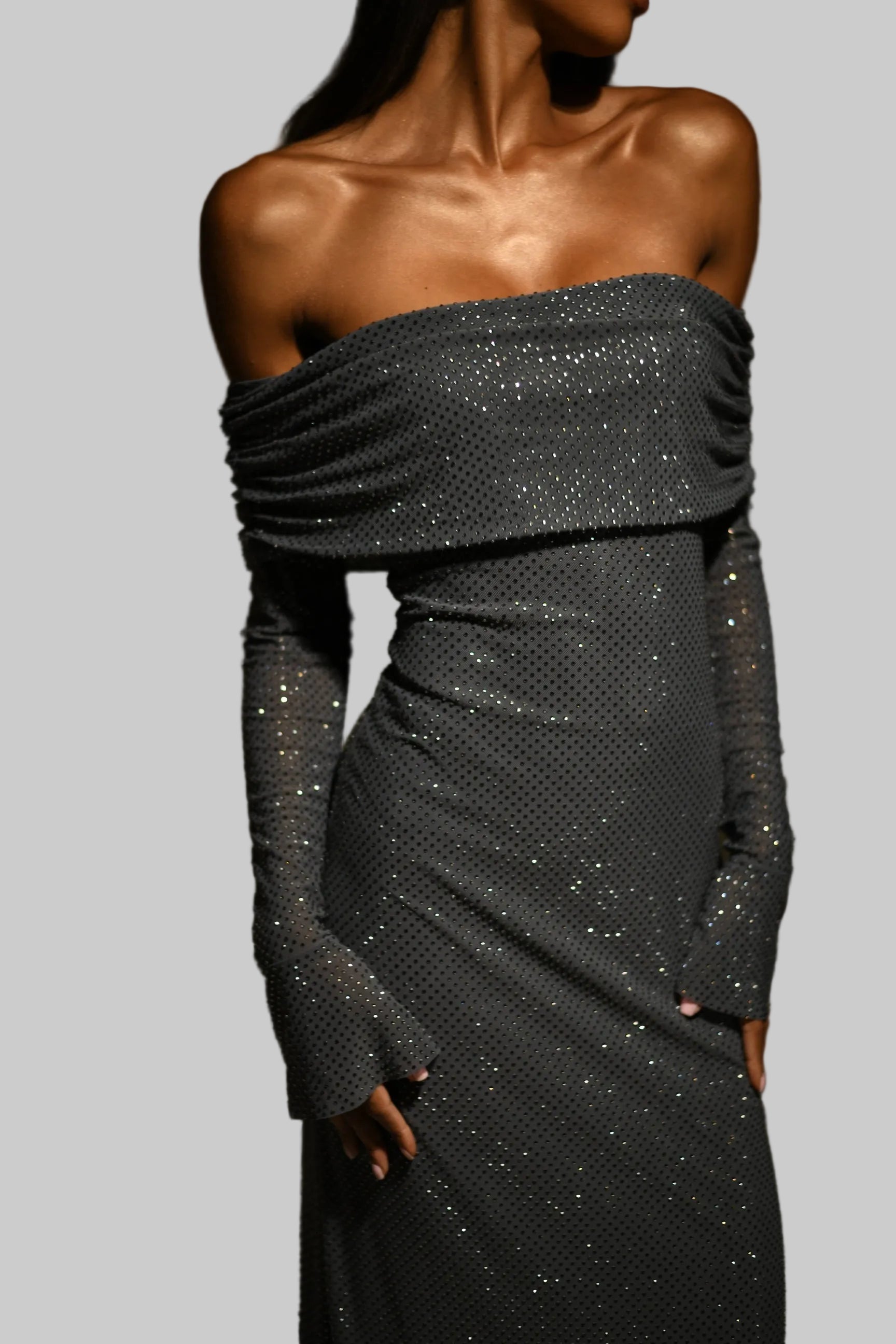 Damska Sukienka Maxi z Odkrytymi Ramionami Zawijanym Dekoltem Długimi Rękawami i Połyskującą Powierzchnią