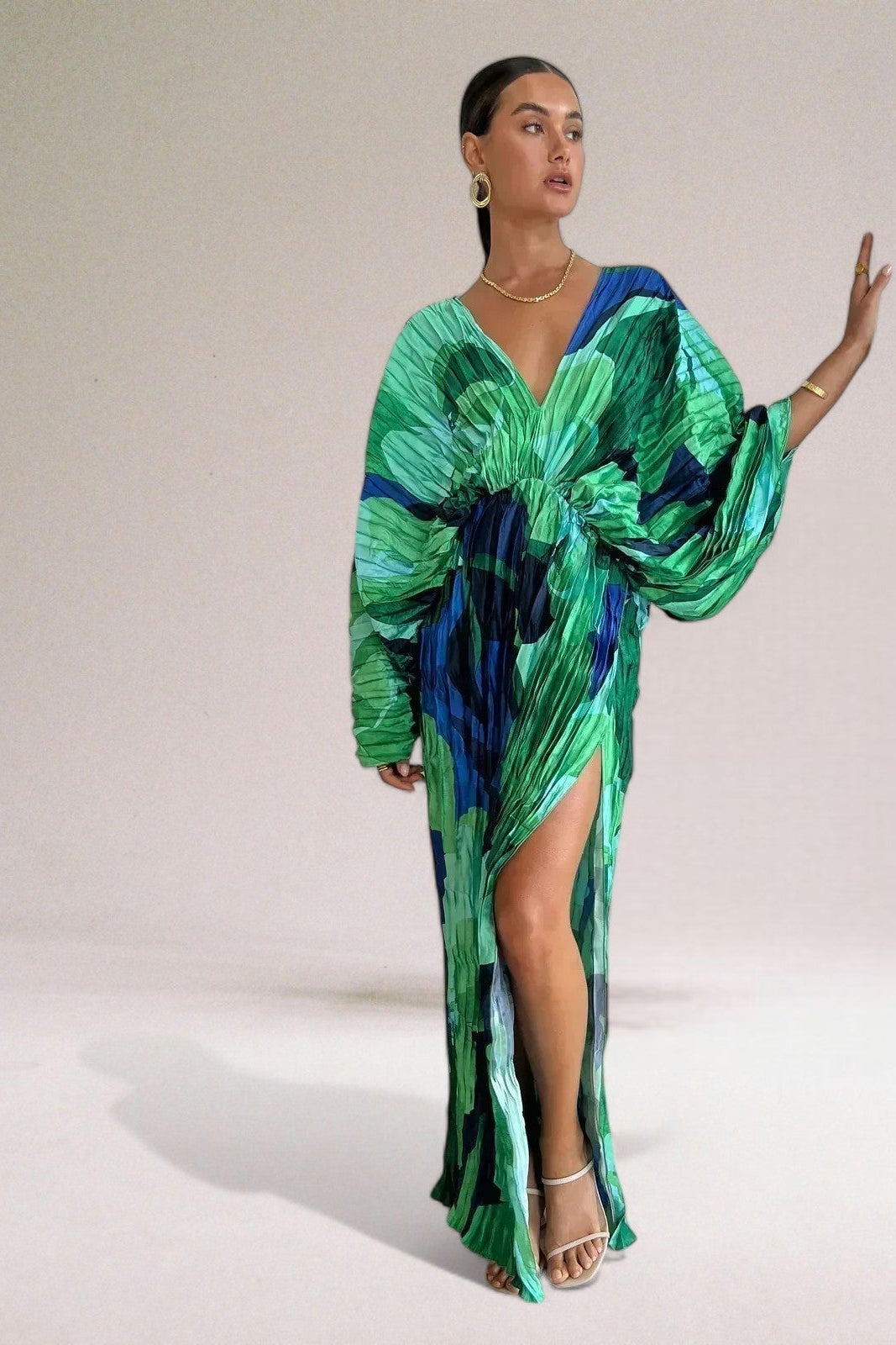 Damska Sukienka Maxi z Plisowaną Powierzchnią Głębokim Dekoltem V i Szerokimi Rękawami