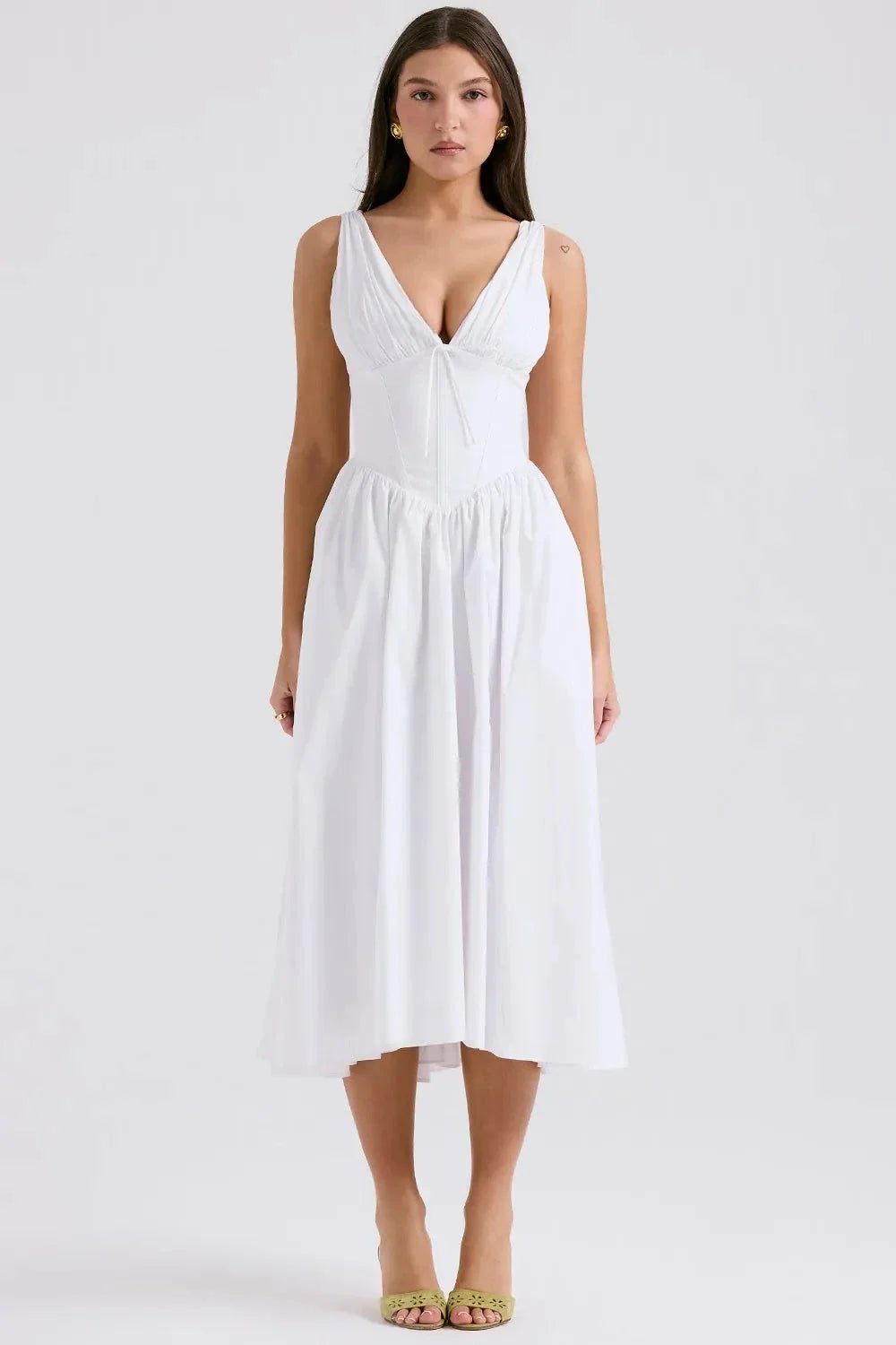 Damska Sukienka Midi z Dekoltem V i Szerokimi Ramiączkami oraz Marszczoną Spódnicą