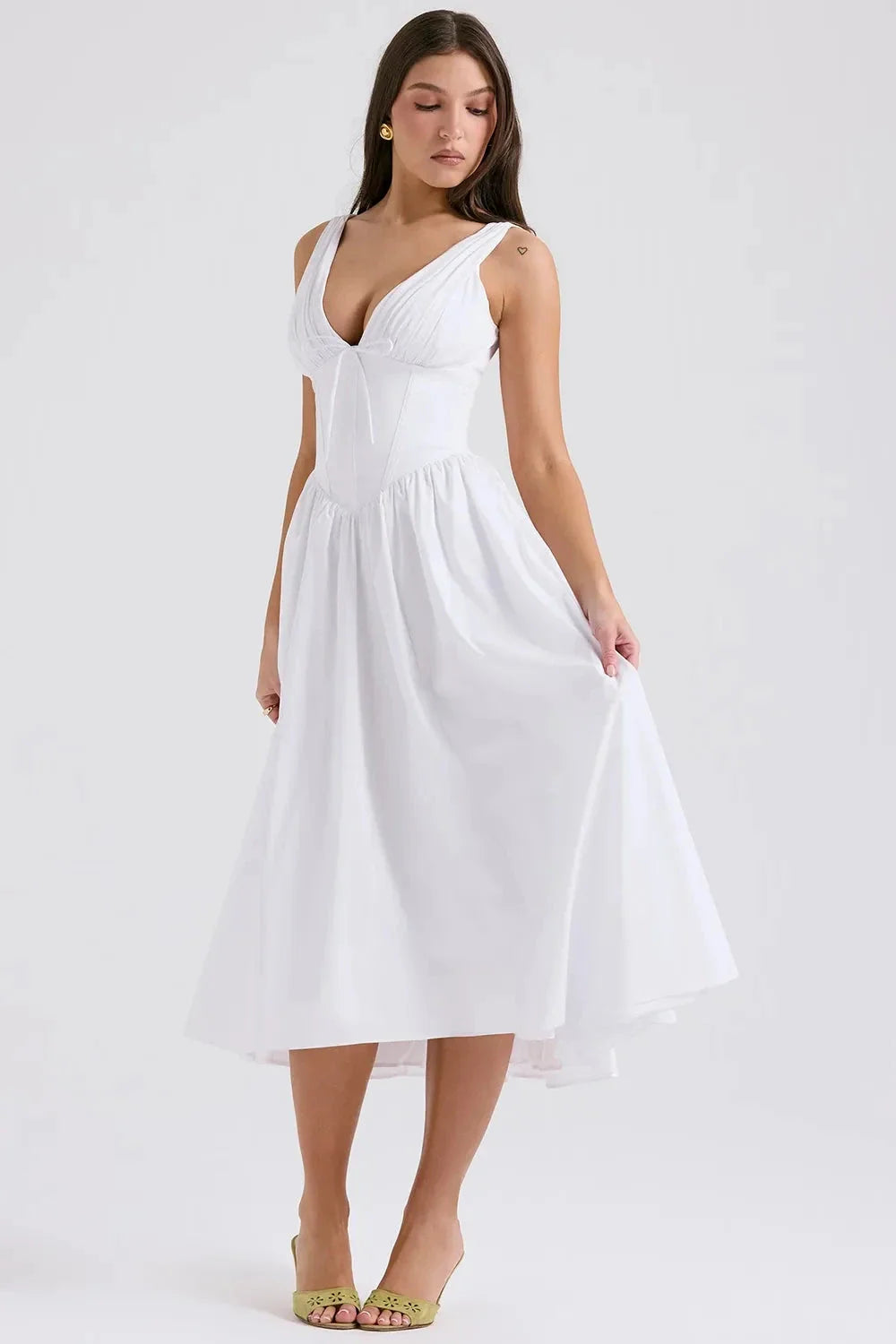 Damska Sukienka Midi z Dekoltem V i Szerokimi Ramiączkami oraz Marszczoną Spódnicą